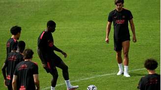 O atacante Ferran Torres (à direita) treina com o PSG pela primeira vez.