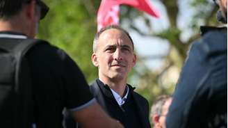 Raphaël Glucksmann, líder do partido de centro-esquerda "Place publique" e eurodeputado francês, participa de uma manifestação organizada para o Dia Internacional dos Trabalhadores, em 1º de maio de 2026, em Rouen, no noroeste da França.
