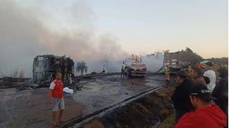 Veículos pegaram fogo após a colisão