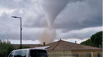 Em imagem de captura de vídeo que circula nas redes sociais, é possível ver o tornado acima de uma casa.