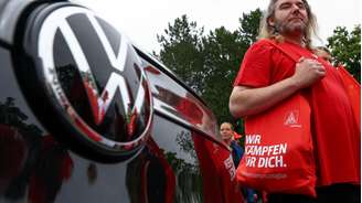 Sindicatos de trabalhadores da Volkswagen na Alemanha, como em Wolfsburg, têm realizado protestos contra os planos de cortes de custos da direção. (09/07/2026)
