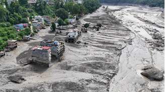vista aérea mostra edificações e infraestrutura danificadas ao longo do rio Trishuli, que transbordou após uma enorme enxurrada repentina no Nepal