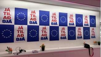 Em Reykjavik, na sede da campanha do "sim", o slogan resume a estratégia do movimento: "sim para avaliar".