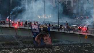 Apoiadores de Ratko Mladic exibem sua foto e acendem sinalizadores para homenagear o ex-general sérvio na ponte Varadinski, em Novi Sad, na Sérvia, em 27 de agosto de 2026.