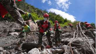 Policiais da Polícia Armada Popular Chinesa removem destroços perto do Porto de Gyirong após um deslizamento de terra, no condado de Gyirong, Shigatse, Região Autônoma do Tibete, China, em 28 de agosto de 2026.