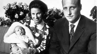 O então príncipe herdeiro da Noruega Harald, com a mulher princesa Sonja, apresentam o filho Haakon, nascido seis dias antes, no Hospital Nacional de Oslo, em 26 de julho de 1973.