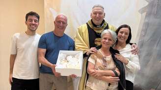 Dorival vai à missa do Padre Marcelo Rossi junto com sua família.