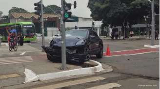 Porsche Macan ficou com a parte dianteira danificada após bater em uma viatura da Polícia Militar no cruzamento das avenidas Brigadeiro Faria Lima e Rebouças