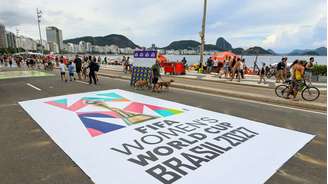 Banner de rua, no Rio de Janeiro, para divulgação da Copa do Mundo Feminina de 2027, no Brasil - 