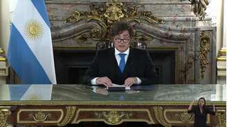 Captura de tela da transmissão oficial mostra o presidente da Argentina, Javier Milei, dirigindo-se à nação a partir do Palácio Presidencial da Casa Rosada, em Buenos Aires, em 3 de setembro de 2026. Milei afirmou, em 3 de setembro de 2026, que os “ventos de mudança” favoreciam a reivindicação da Argentina sobre as Ilhas Malvinas, apontando para a disposição de Washington de rever sua neutralidade na disputa de seu país com a Grã-Bretanha.