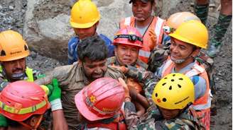 Sanjay Shah e Kabir Maharjan são os primeiros sobreviventes retirados com vida do túnel do projeto hidrelétrico Trishuli-3, norte do país, desde a tragédia da semana passada.