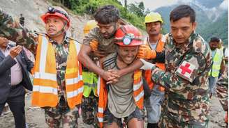 Nesta imagem divulgada pelo Exército do Nepal, soldados resgatam um trabalhador com vida de um túnel durante uma operação no projeto hidrelétrico Trishuli-3A, no distrito de Rasuwa, no Nepal, em 4 de setembro de 2026.