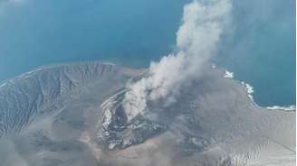 A mais recente erupção do Anak Krakatau cancelou voos e obrigou algumas escolas a suspenderem as atividades.