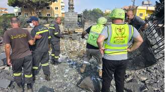 Equipes da Defesa Civil atuam em área atingida por ataque israelense em Kfar Rumman, no sul do Líbano, em 7 de setembro de 2026. A foto foi feita com celular.