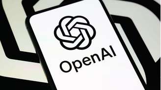 Logotipo da OpenAI em preto e branco na tela de um celular, contra um fundo em espiral preto e branco similar ao logotipo