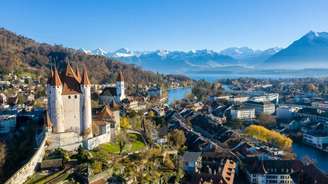 Descubra os principais destinos da Suíça: passeios pelos alpes, vilas medievais, cidades históricas e outras dicas para planejar sua viagem.