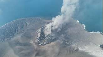 Uma vista aérea do vulcão Anak Krakatoa que entrou em erupção em 5 de setembro de 2026.