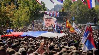 Milhares de pessoas reuniram-se em Belgrado para o funeral do criminoso de guerra Ratko Mladic, em 7 de setembro de 2026.