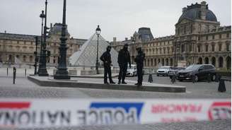 Museu do Louvre cercadopela polícia logo após o assalto de outubro de 2025 (imagem de arquivo).