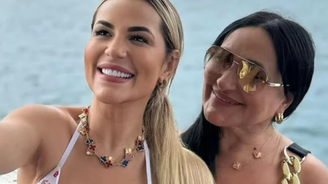 Deolane Bezerra ao lado da mãe, Solange Bezerra