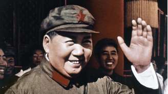 Mao Tsé-Tundo sorri e acena em 1969.