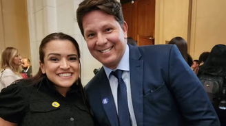 Karina Gama ao lado do deputado federal Mario Frias