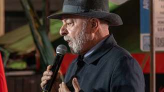 Lula recorreu a uma canção romântica de Roberto Carlos ao discursar para o público da capital gaúcha