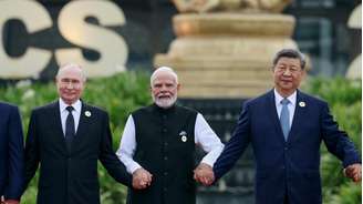 O primeiro-ministro indiano, Narendra Modi, ao centro, o presidente russo Vladimir Putin, à esquerda, e o presidente chinês Xi Jinping, à direita. Na cúpula dos Brics em Nova Délhi, na Índia, em 12 de setembro de 2027.