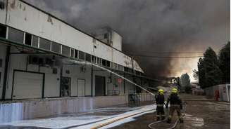 Bombeiros trabalham no local de um ataque de drone russo perto de Odesa, Ucrânia, em 13 de setembro de 2026.