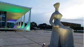 Imagem mostra a estátua da Justiça na frente do prédio do Supremo Tribunal Federal, na Praça dos Três Poderes, em Brasília