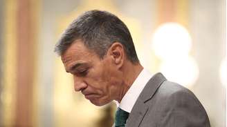 O chefe de governo da Espanha, Pedro Sánchez, dirige-se aos deputados sobre a situação em Ceuta durante uma sessão do Parlamento em Madri, na quinta-feira, 3 de setembro de 2026.