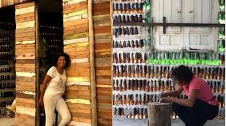 Uma mãe e sua filha recolheram lixo e, com ele, construíram uma casa de sete cômodos e cerca de 8.000 garrafas de vidro.