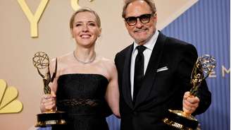 Katie Dippold, vencedora do prêmio de Melhor Roteiro em Série de Comédia por “Widow’s Bay”, e Stephen Root, vencedor do prêmio de Melhor Ator Coadjuvante em Série de Comédia por “Widow’s Bay”, posam durante a 78ª edição do Primetime Emmy Awards, em Los Angeles, Califórnia, EUA, em 14 de setembro de 2026.