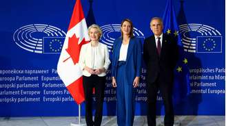 O primeiro-ministro canadense Mark Carney é recebido pela presidente da Comissão Europeia, Ursula von der Leyen, e pela presidente do Parlamento Europeu, Roberta Metsola, ao chegar ao Parlamento Europeu antes do discurso sobre o Estado da União Europeia, em Estrasburgo, França, em 16 de setembro de 2026.