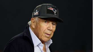 Robert Kraft usando um boné dos Patriots, o time de futebol americano do qual ele é dono