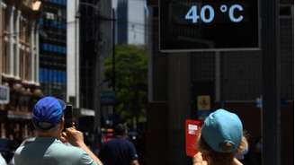 Pessoas registram termômetro marcando 40°C em Porto Alegre, durante onda de calor em fevereiro de 2026.