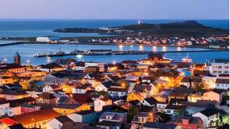 Saint-Pierre, principal cidade do arquipélago francês de Saint-Pierre e Miquelon, fica próxima da costa de Terra-Nova, no Canadá. O território sediará conversas entre Emmanuel Macron e o primeiro-ministro canadense, Mark Carney, enquanto França e Canadá buscam aprofundar seus laços.