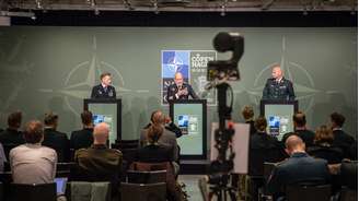 General Giuseppe Cavo Dragone (centro) fala à imprensa após reunião militar da Otan em Copenhague. (19/09/2026)