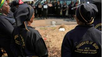 Mulheres protestam contra a violência de gênero na África do Sul, após descoberta do corpo de Elizabeth Moselakgomo, de 38 anos, em Kempton Park. (17/09/2026)