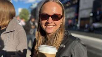 Emily, passeando com amigos em Londres, diz que café e bebidas energéticas com cafeína não têm muito efeito sobre seu corpo ou seu sono