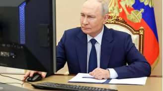 Nesta foto distribuída pela agência estatal russa Sputnik, o presidente da Rússia, Vladimir Putin, vota online nas eleições parlamentares em Moscou, em 18 de setembro de 2026.