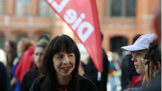 Elif Eralp (à esq.), principal candidata do partido A Esquerda (Die Linke), em frente à prefeitura de Berlim em 18 de setembro de 2026.
