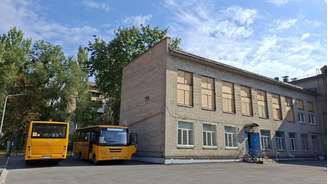 No pátio, agora sem as crianças, apenas os típicos ônibus amarelos da Ucrânia lembram que estamos no recinto dessa escola em Zaporijjia, em 21 de setembro de 2026.