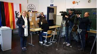 Kristin Brinker, principal candidata da Alternativa para a Alemanha (AfD) na eleição estadual de Berlim, vota em seção eleitoral na capital alemã durante a votação regional deste domingo (20). Foto tirada em 20 de setembro de 2026.