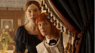 Ella Beatty (à esquerda) interpreta Lizzie, enquanto Vicky Krieps vive Bridget Sullivan, empregada da família Borden