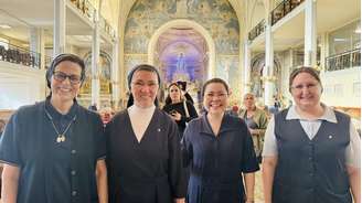 As freiras brasileiras Roselena, Conceição, Eriane e Isel acolhem visitantes de vários países, inclusive muitos brasileiros, na Capela de Nossa Senhora da Medalha Milagrosa, na Rue du Bac, em Paris.