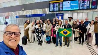 Na frente, Avelar, diretor da Praxis, registra a empolgação do grupo de brasileiros ainda na escala em Lisboa, antes da chegada a Paris para o início da peregrinação.