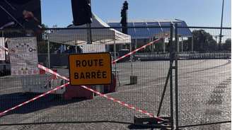 Cartaz na praça da Concorde em Paris com os dizeres "rua fechada". A capital da França se prepara para a visita do papa em 24 de setembro de 2026.