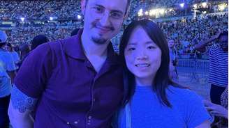 O casal Maximilien Baptiste et Chun Qin, de Paris, no Stade de France, em 25 de setembro de 2026.