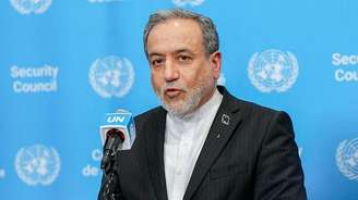 O ministro das Relações Exteriores do Irã, Abbas Araghchi, discursa em frente a um pódio tendo como fundo o azul da ONU.